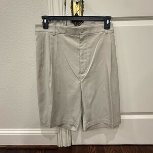 Men’s big and tall Roundtree and Yorke light khaki pleated shorts size 52